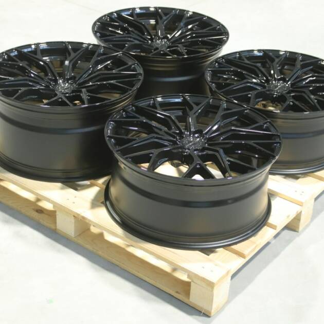 Set of CVR1 21x9 ET30 + 21x10,5 ET35 5x112 Gloss Black